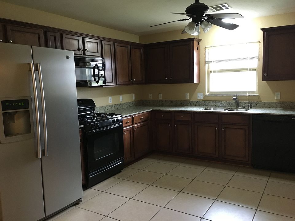 Open Kitchen w/ appliances
