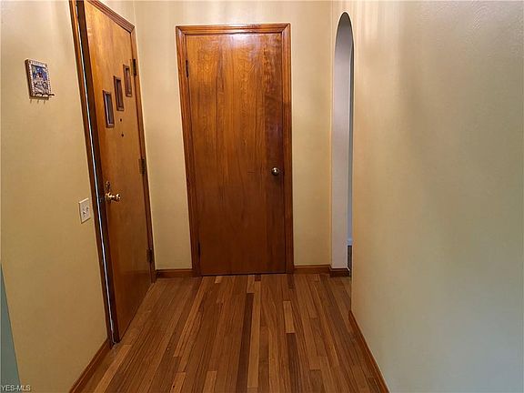 3rd image of 1360 Eastview Dr