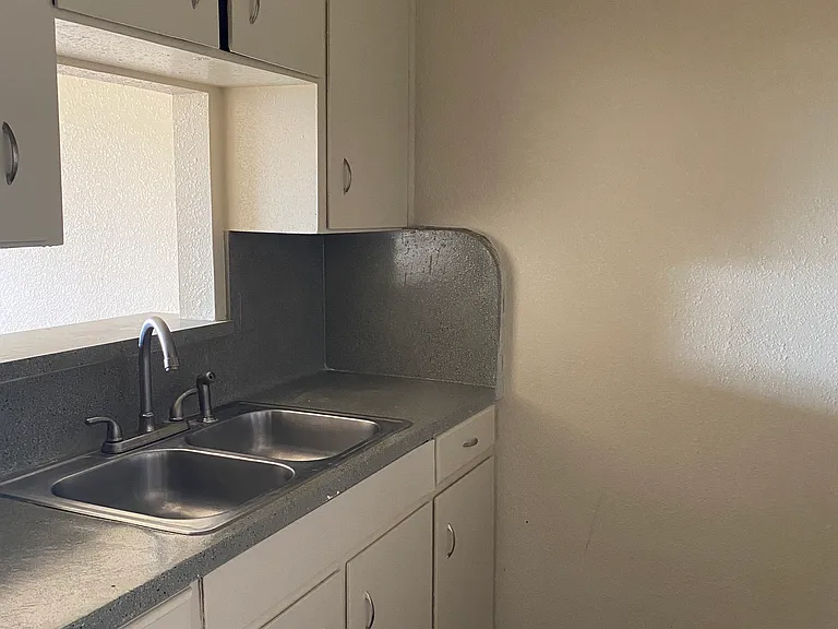 New Riviera Apartments — Photo 12