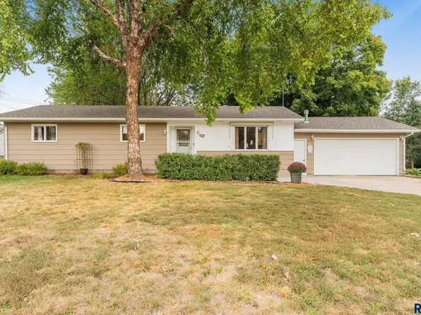 1216 Thresher Dr, Dell Rapids, SD 57022