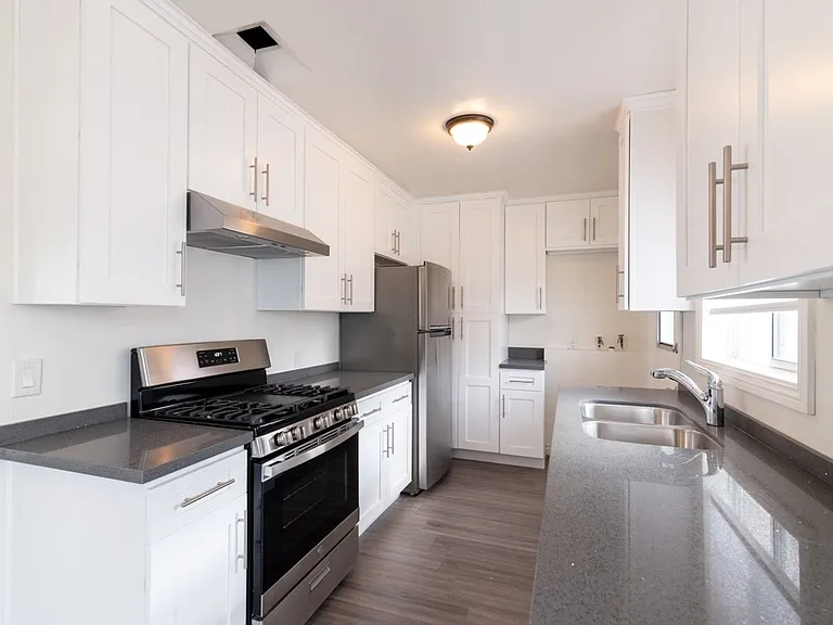 Alameda Apartments — Photo 3