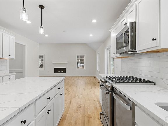5th image of 1093 Broadway