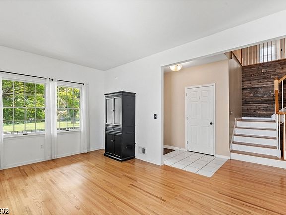 5th image of 5 Clark Ct