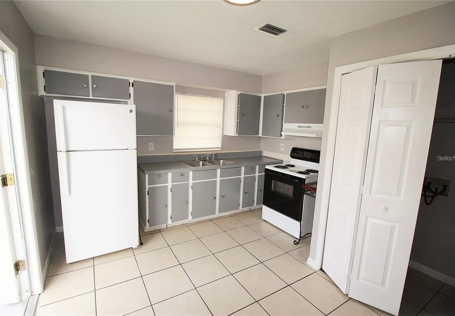 50th Street North 9418 - B — Photo 2