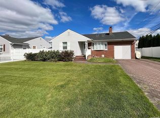 35 Laurel Ct, Plainview, NY 11803