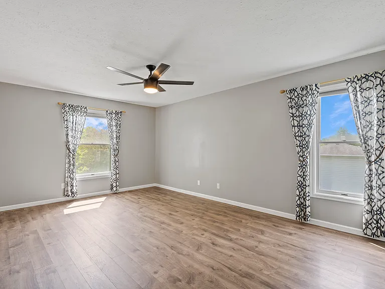 4690 Lindbergh Dr — Photo 37