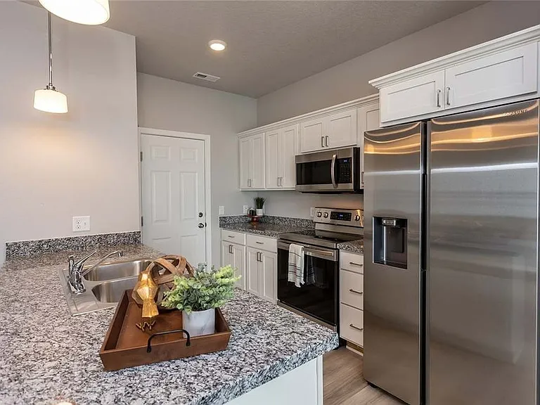 236 NW Greenwood Pl — Photo 4