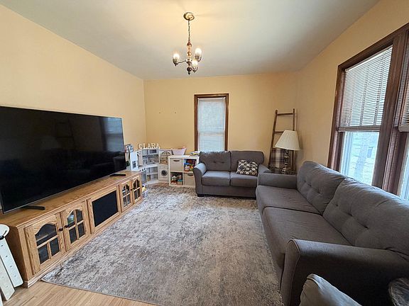 4th image of 207 3rd Ave NE