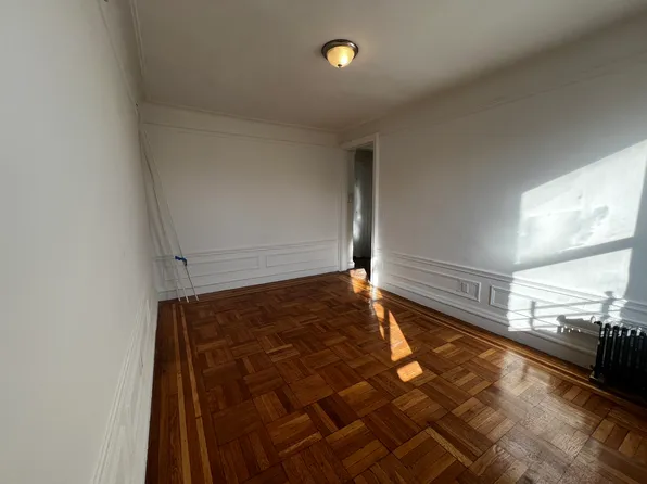 2645 Morris Avenue image 2 of 6