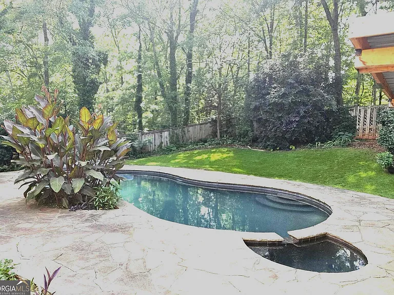 615 Kings Rd — Photo 3