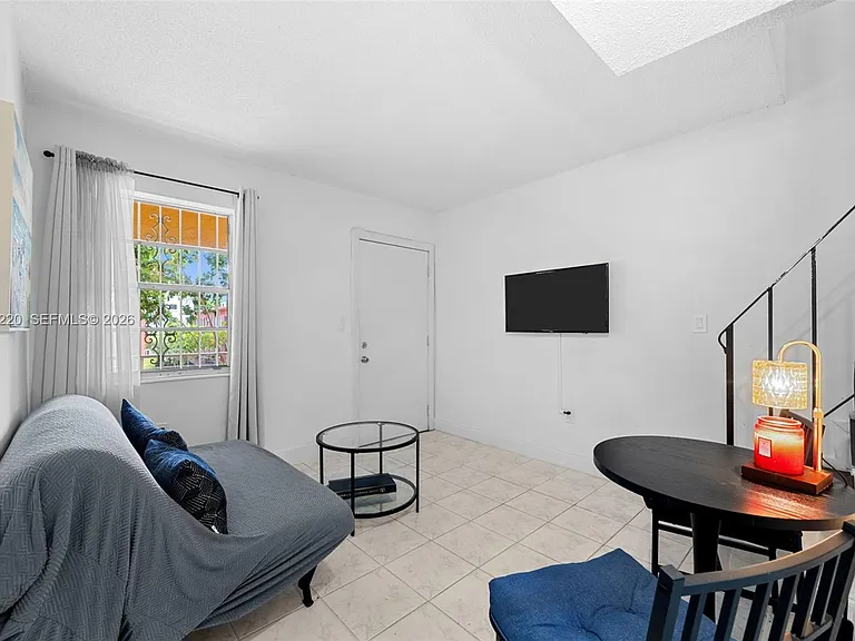 515 SW 3rd St #6 — Photo 2
