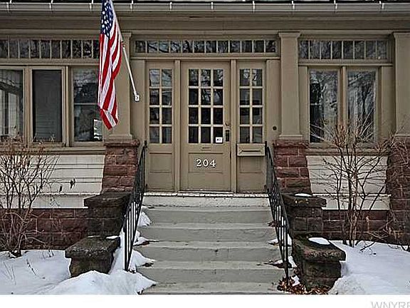 2nd image of 204 Bryant St