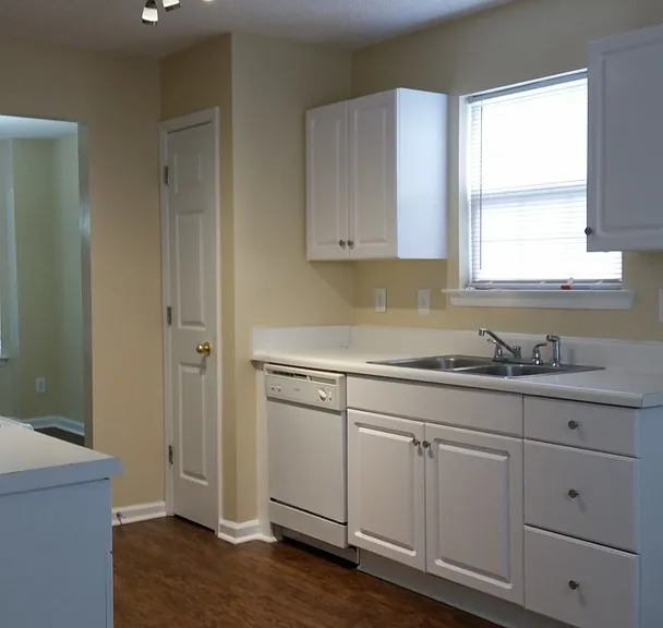 215 Bainbridge Cir — Photo 5