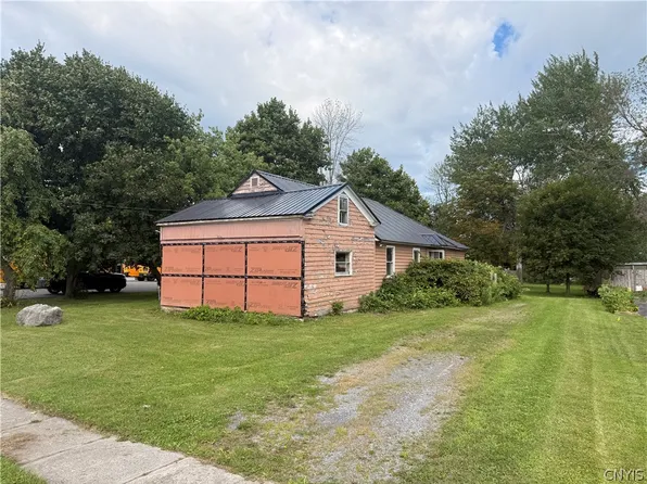 206 Woolsey St, Sackets Harbor, NY 13685