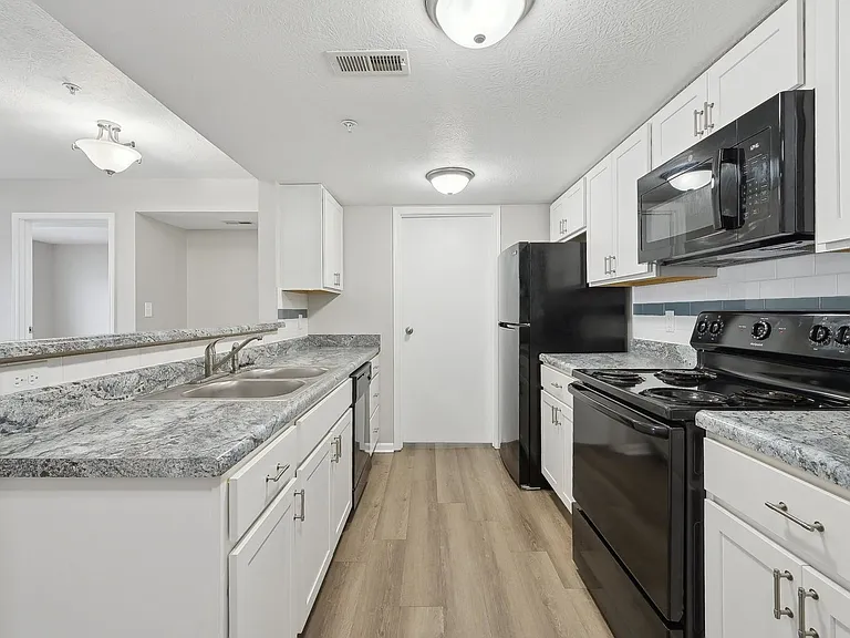 Somerset Place Apartments — Photo 33