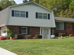 125 Goldfinch Rd, Pfafftown, NC 27040