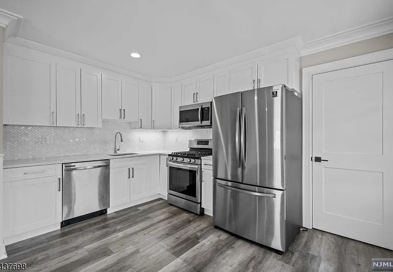 21 Valley Ave — Photo 2