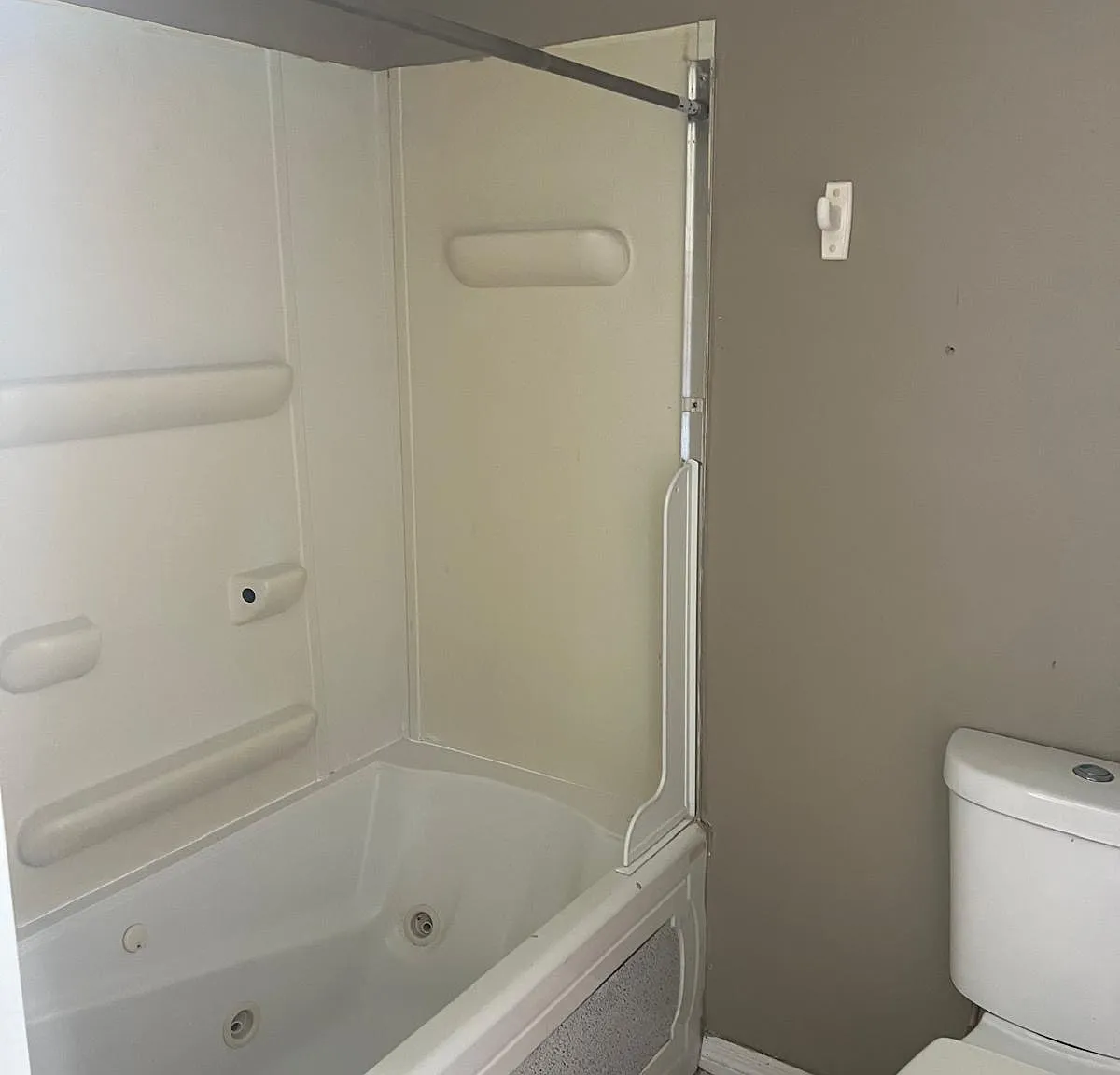 4 bed, 1.5 bath, 2400 sqft, $1,750 — Photo 3