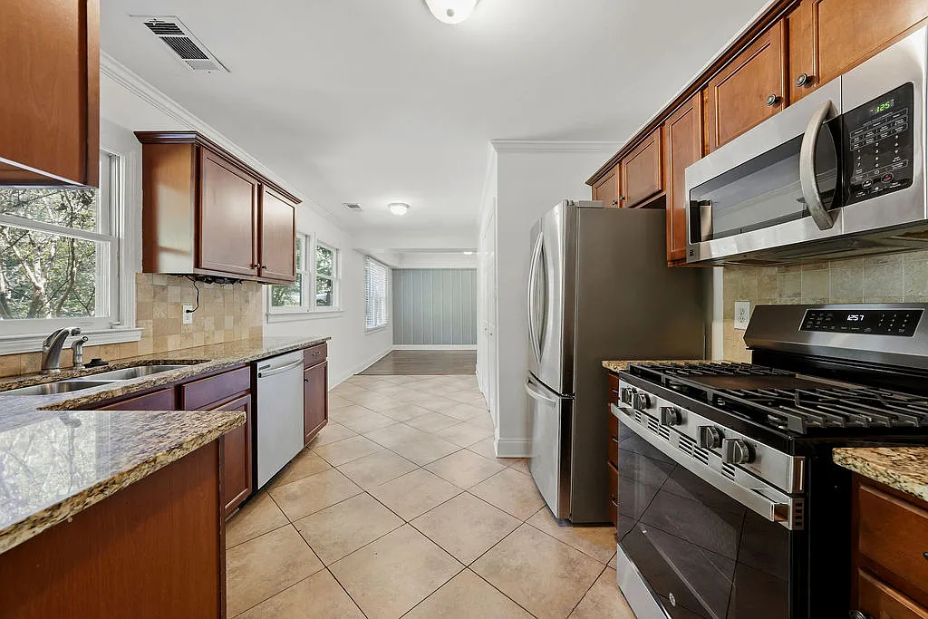 3 bed, 3.0 bath, 1900 sqft, $3,300 — Photo 4