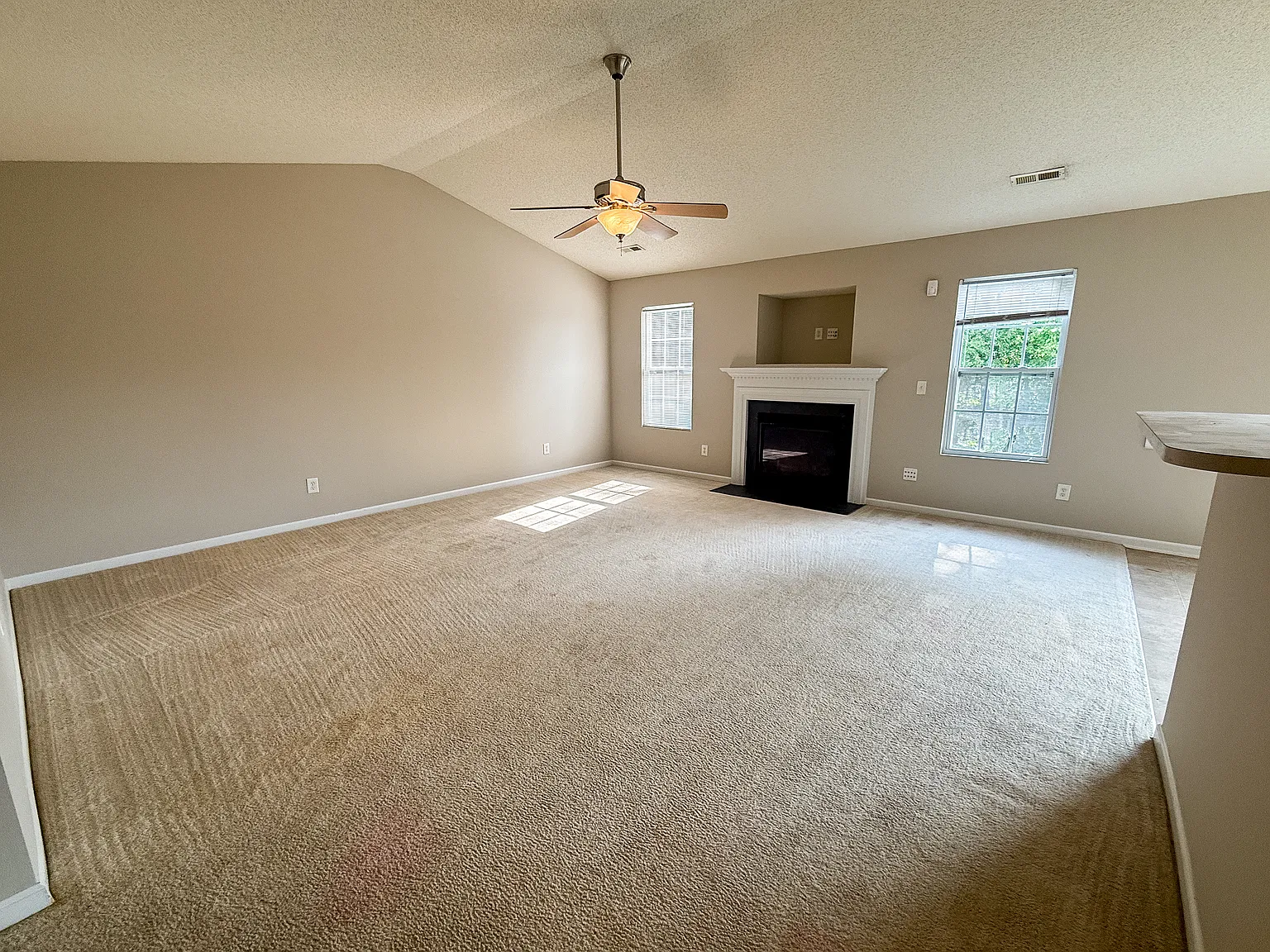 4 bed, 1792 sqft, $2,400 — Photo 2