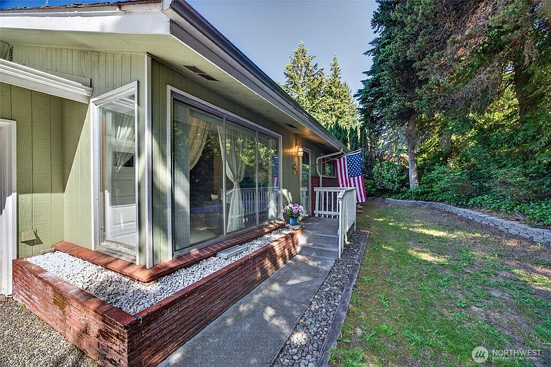 3rd image of 371 SE Summit Road