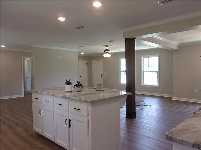1102 Brooks Cir — Photo 7