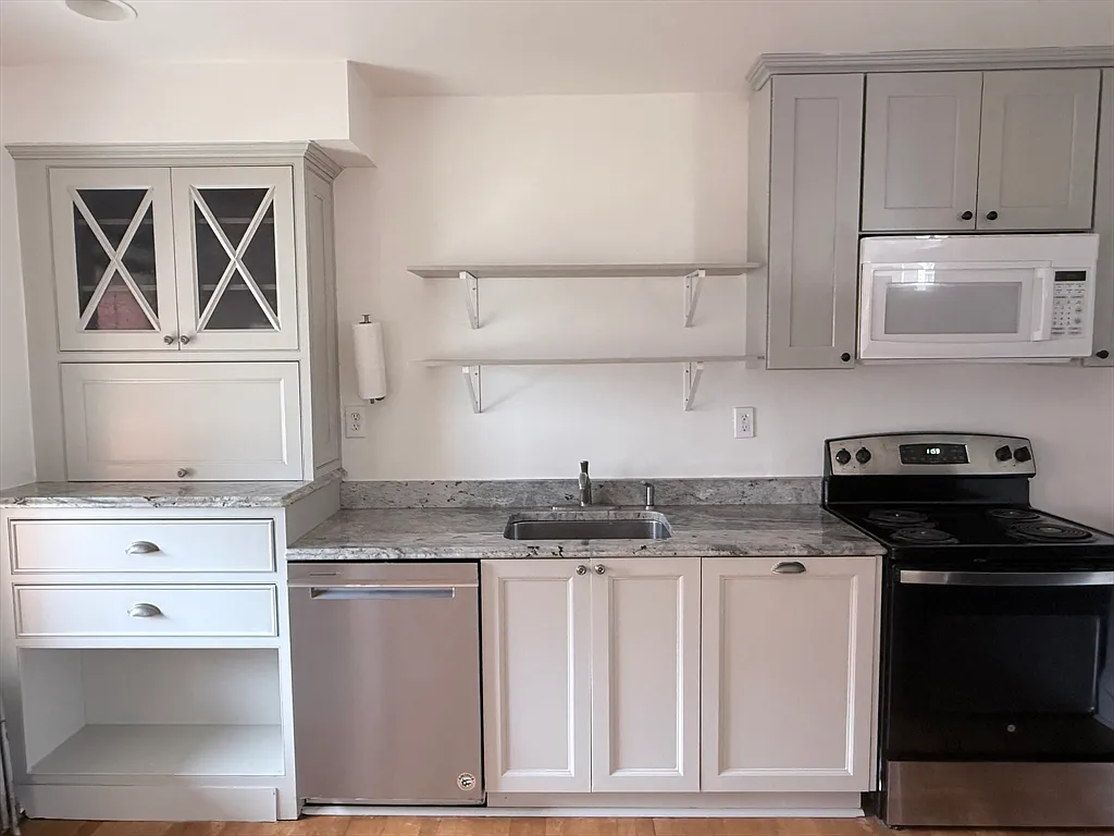 3 bed, 2.0 bath, 1600 sqft, $3,450 — Photo 2