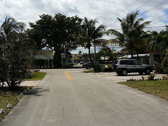 3rd image of 2608 NE 9th Ter