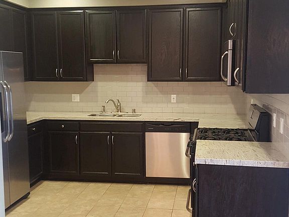 ENORMOUS Gormet Kitchen: Granite, Stainless Appliances & Sub