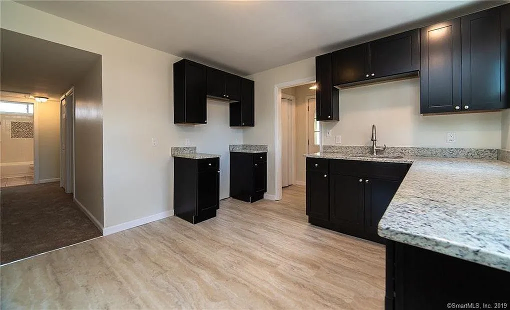 3 bed, 1015 sqft, $3,075 — Photo 3
