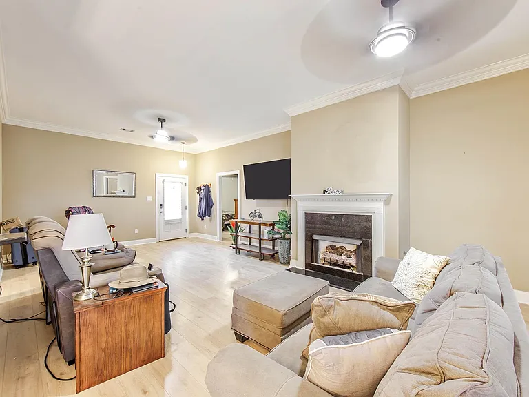 173 Laverne Dr — Photo 5