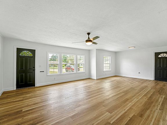 5th image of 535 W School St