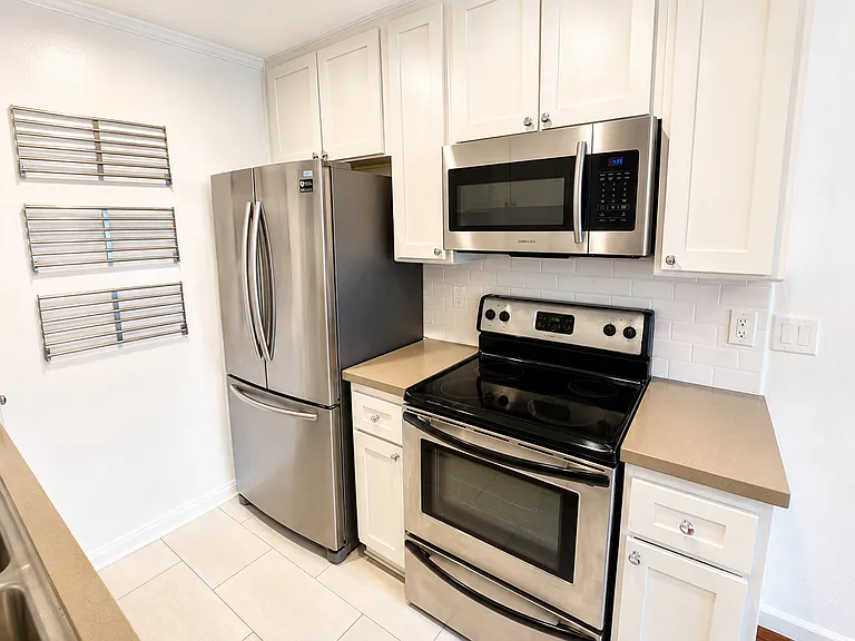 1351 N Orange Dr — Photo 4