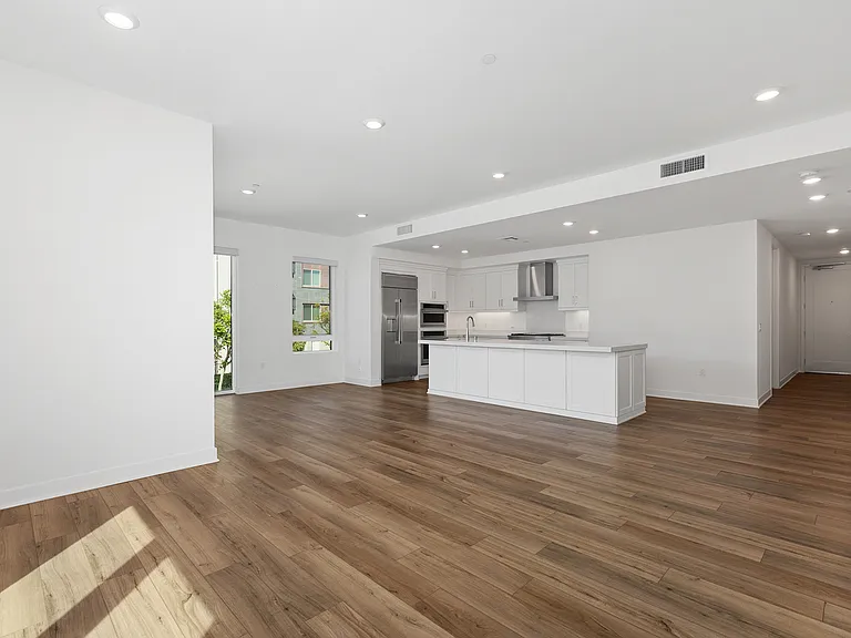4200 Rivington — Photo 4
