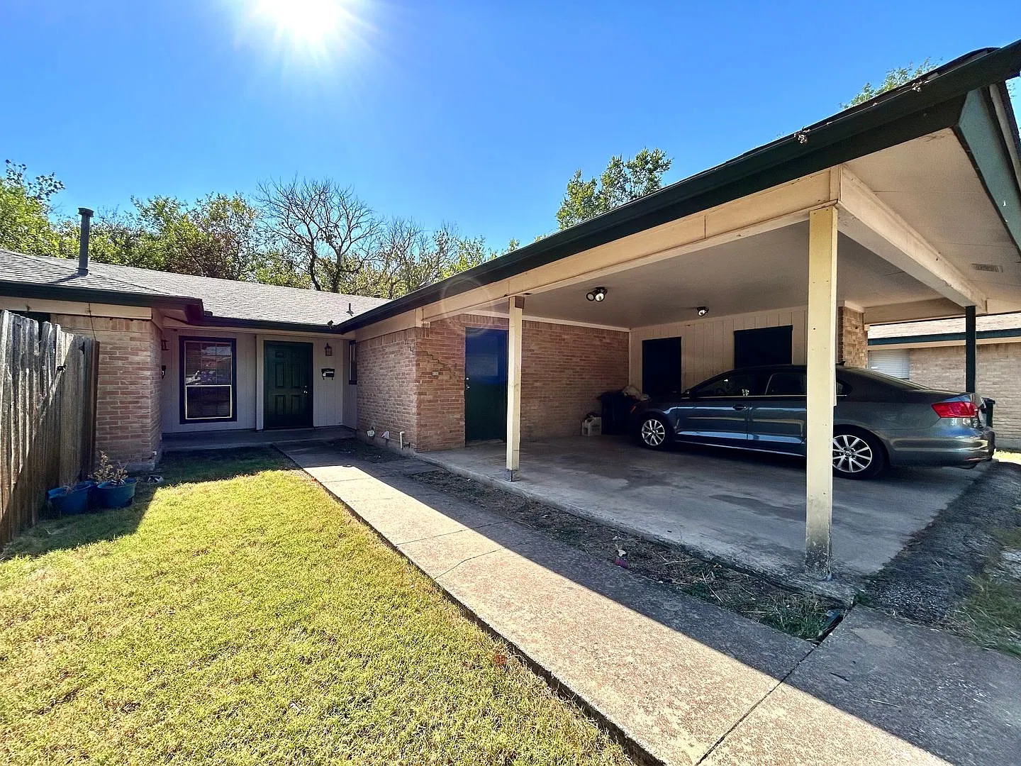 Charming 3/BR 2/BA Home with Enclosed Porch & Fenced Backyard! — Photo 1