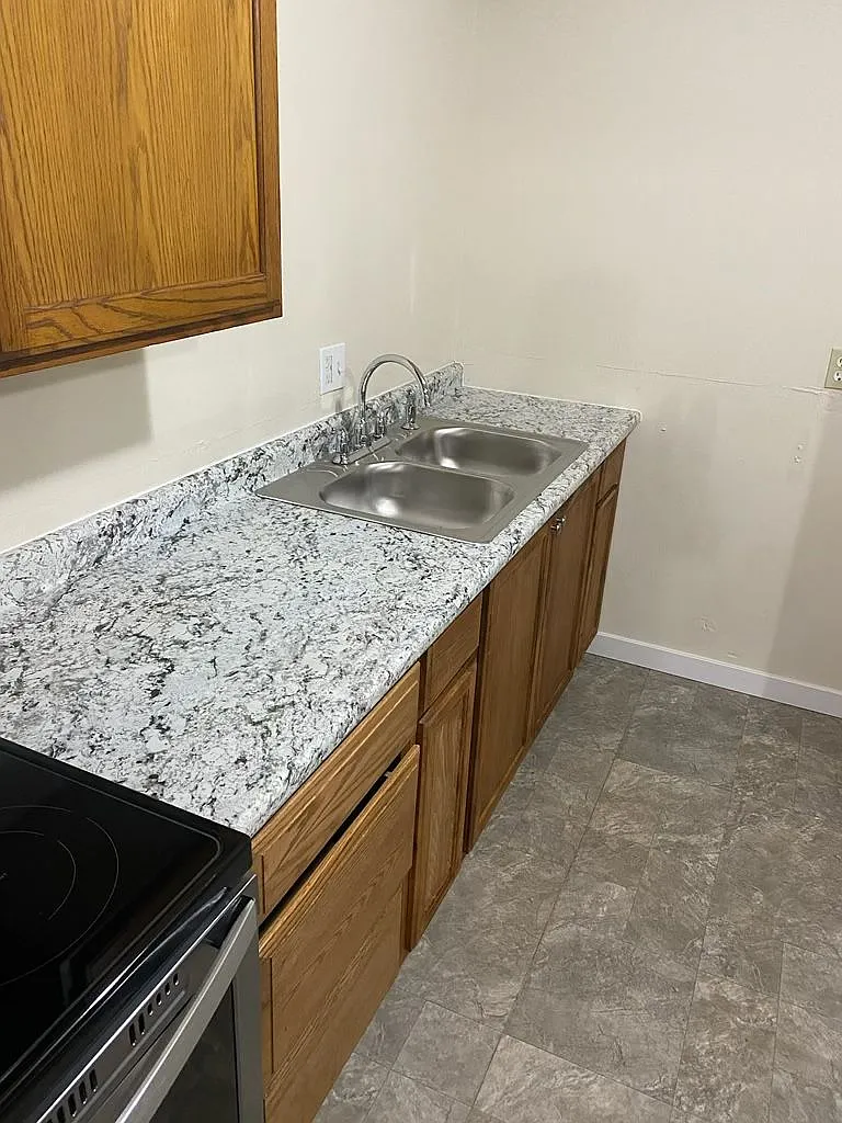 3 bed, $1,100 — Photo 2