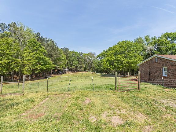 5th image of 820 Travis Rd