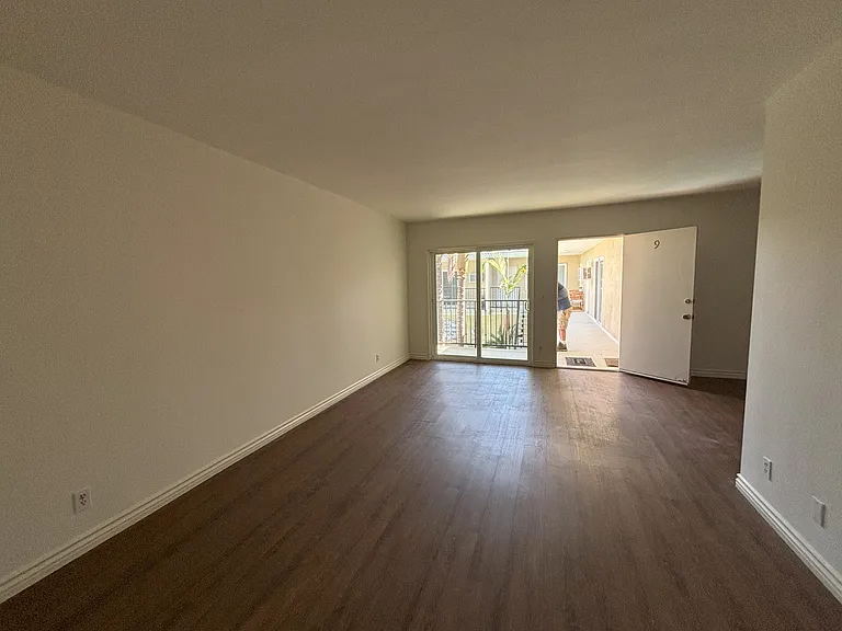 8740 Owensmouth Ave #9 — Photo 7