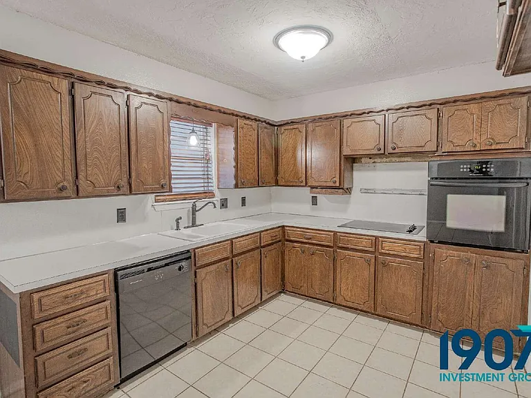 1618 Village Dr — Photo 10
