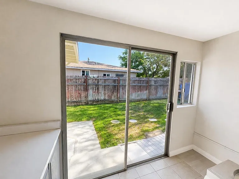 468 Jeffries Ave — Photo 10