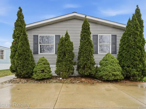 310 Greenwood Dr, Wixom, MI 48393