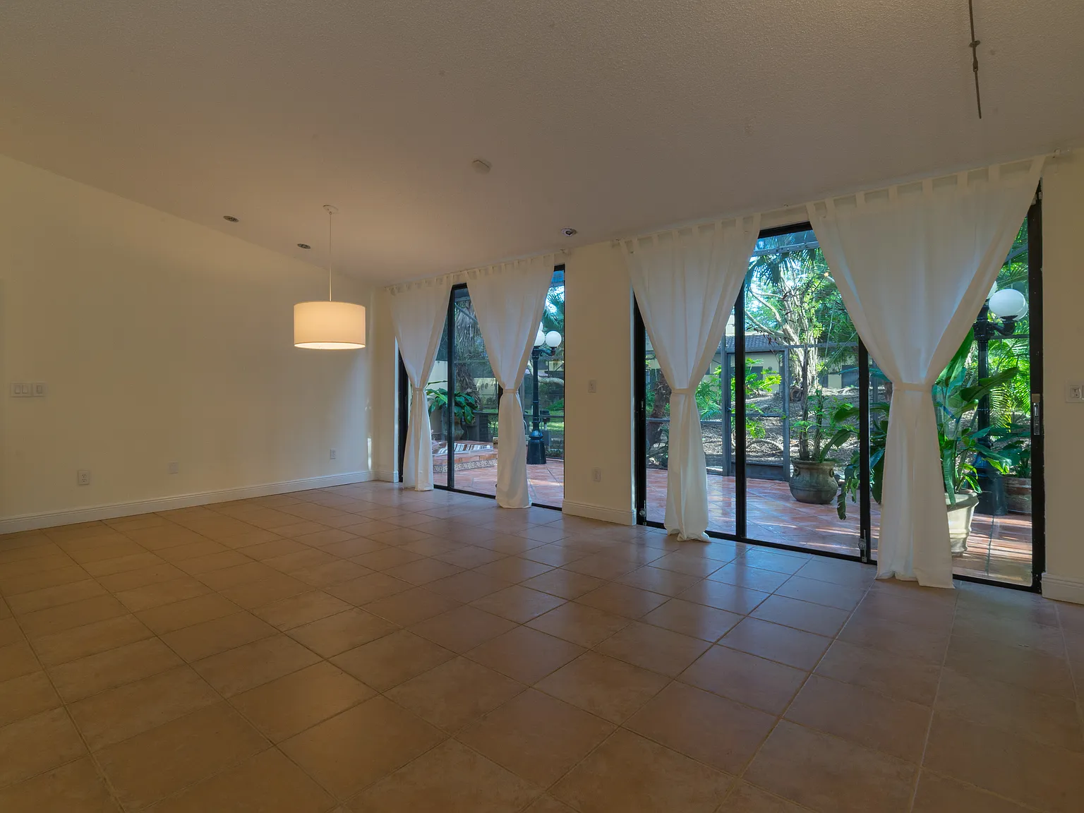 4 bed, 1724 sqft, $4,200 — Photo 4