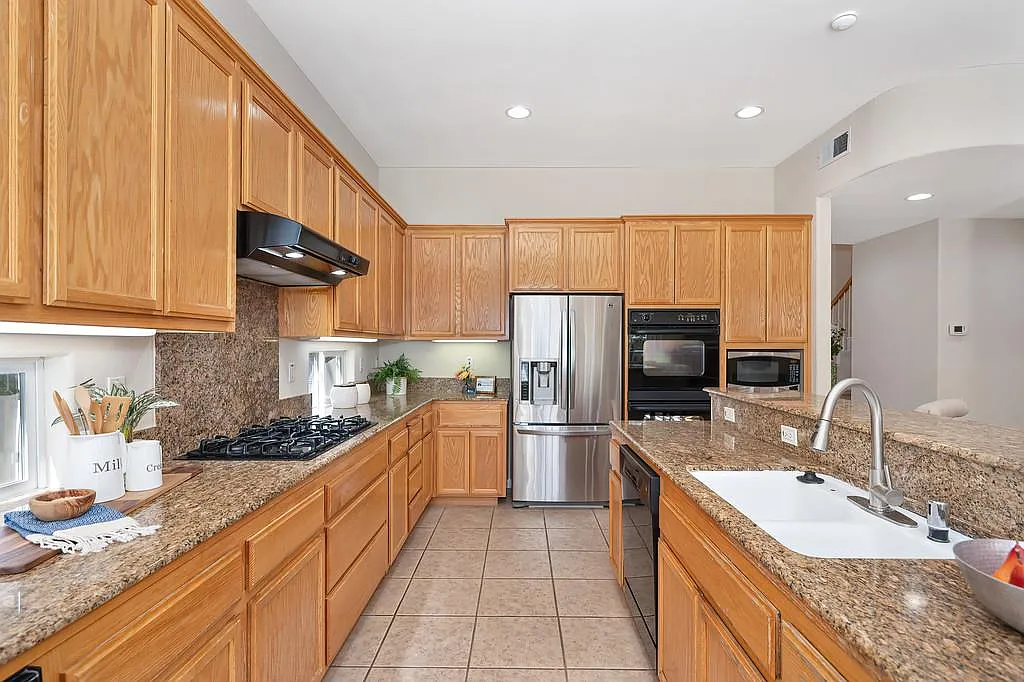5 bed, 3176 sqft, $1,300 — Photo 3