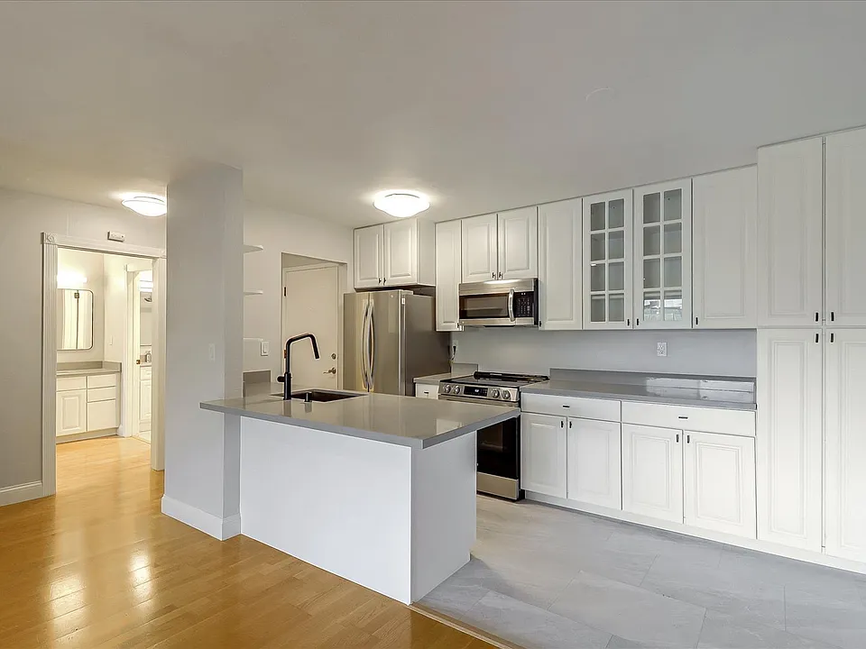 955 Shorepoint Ct #211