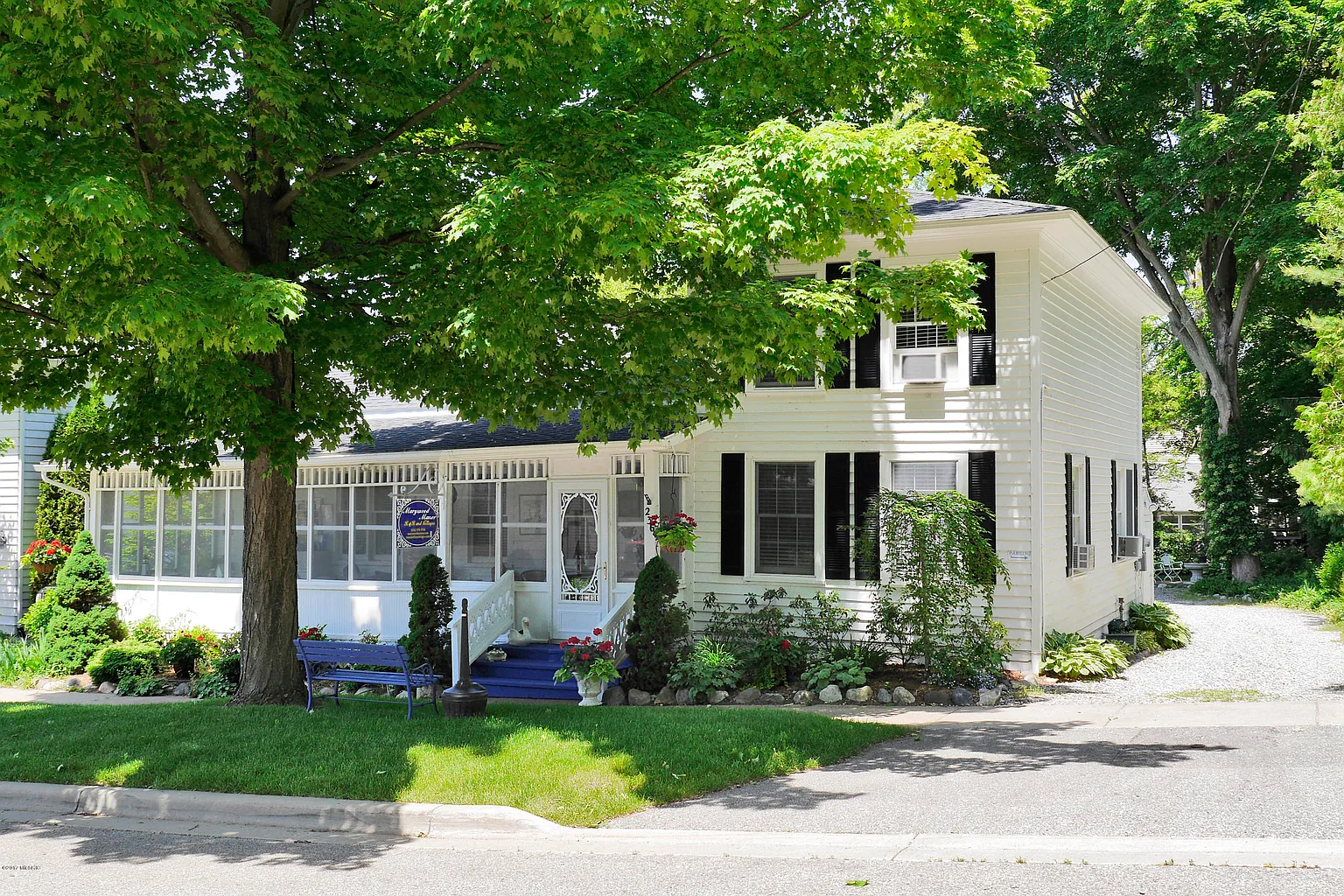 236 Mary St photo 1