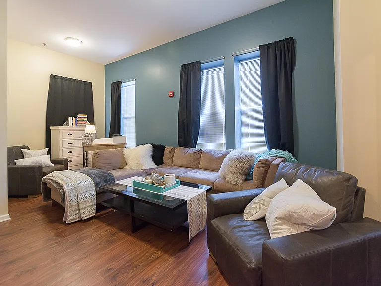 Morton Grad Apartments — Photo 20