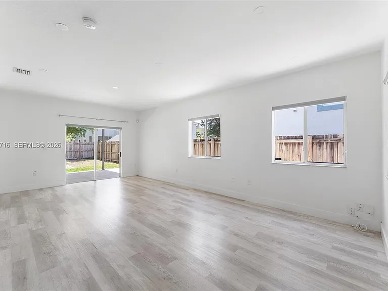 379 NE 31st Ave — Photo 3