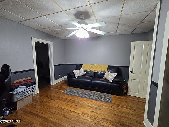 3rd image of 4364 Deering St