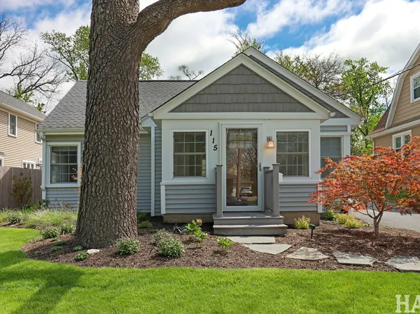 115 N Hager Ave, Barrington, IL 60010