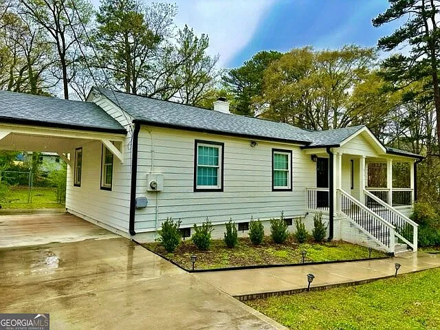 3 bed, 2.0 bath, 1301 sqft, $2,025 — Photo 2
